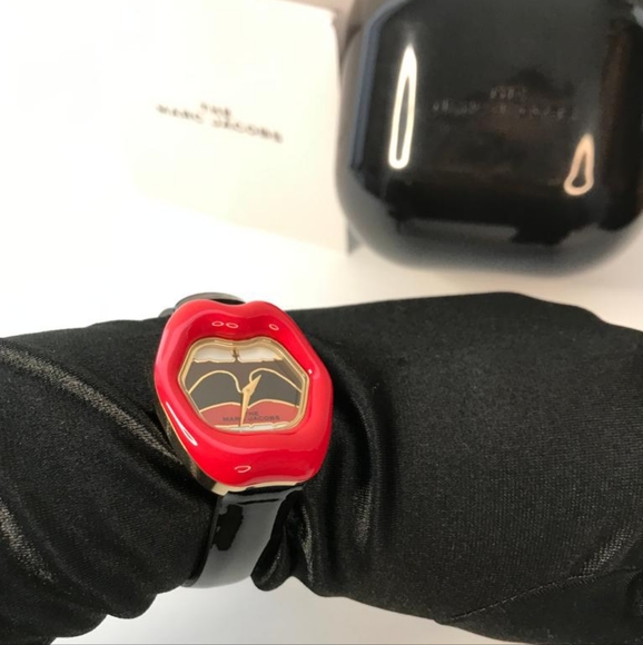 💯 Original Marc Jacobs The Lip Quartz Black Dial Ladies Watch MJ0120190889. - Picture 6 of 11